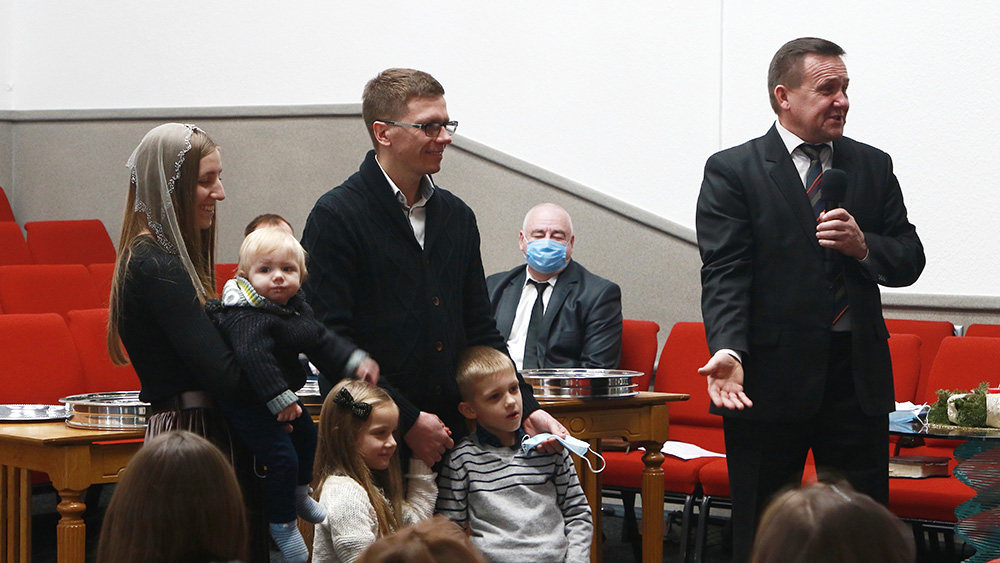 Прийняття в члени церкви сім’ї Зозулі