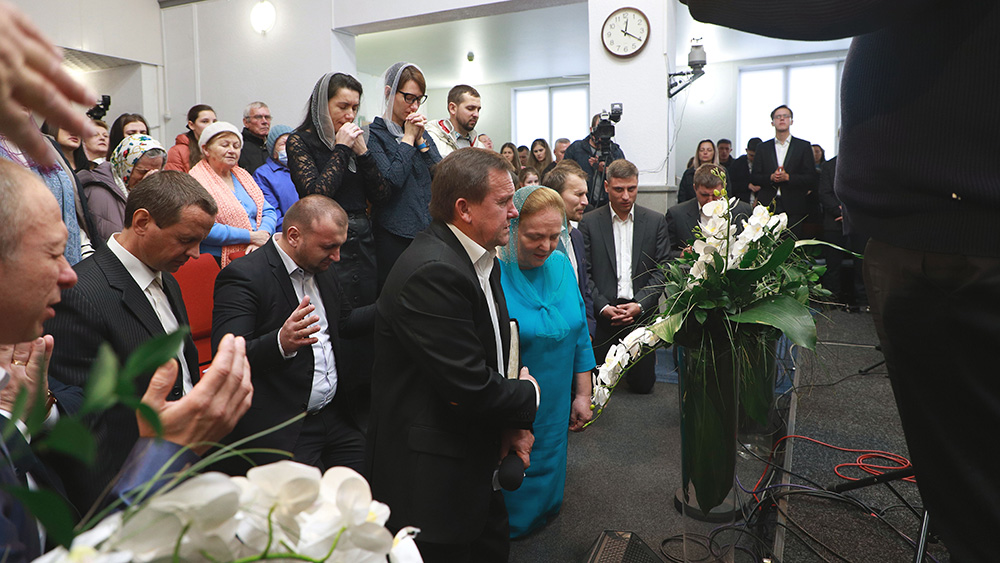 Благословіння пастора і його дружини