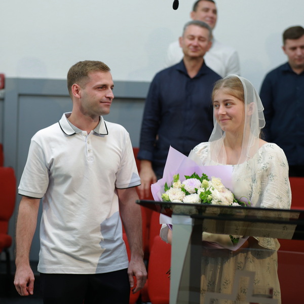 Заручена пара Дмитро та Діна