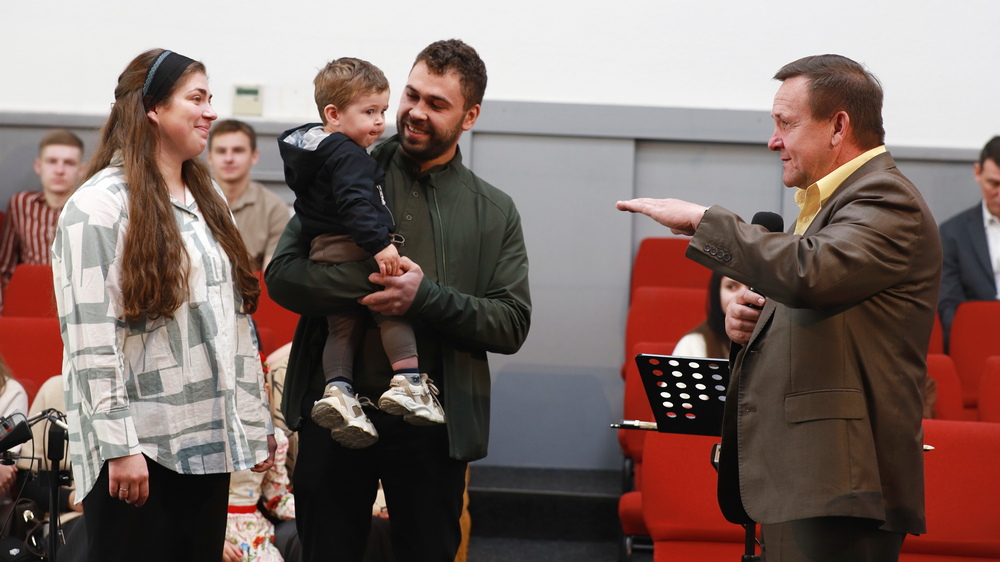 Нові члени церкви Вадим та Дарина