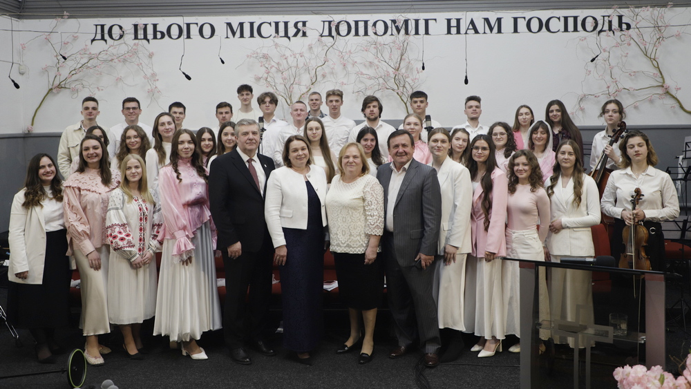 Служителі з Молодіжним хором